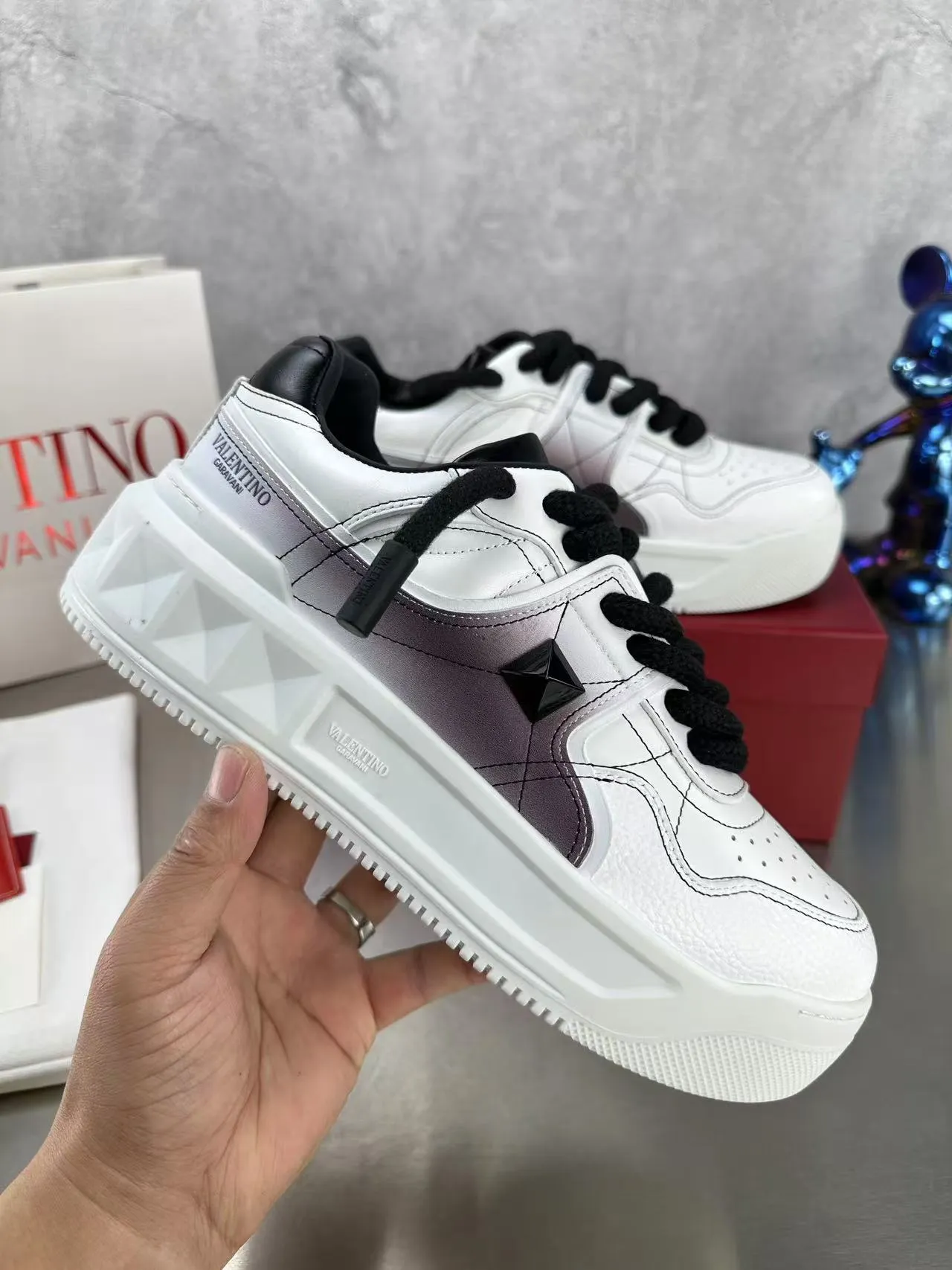 👟👟Ex-factory price 640👟👟 🔺Valentino🔺Valentino new casual shoes 2023 latest model hot style for catwalk couples, thick shoelaces, the same style as Elsa Hosk, Zhang Yixing, Guan Xiaotong and many other stars 🔥 Top version + lasting process, full oil edge on the upper. Fabric: Customized cowhide + cowhide lining with breathable mesh. Outsole: original molded TPU thickened outsole. Size for women is 35-40. Men’s size is 39-45.